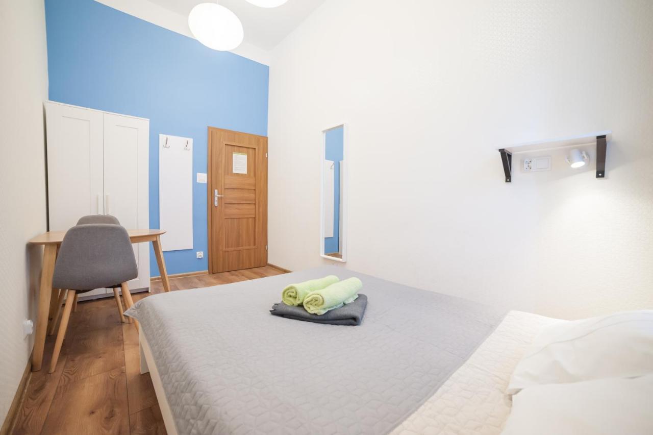 Dizzy Daisy Hostel Krakow Exterior photo A typical room at the hostel