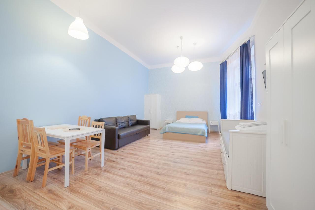 Dizzy Daisy Hostel Krakow Exterior photo A typical studio apartment