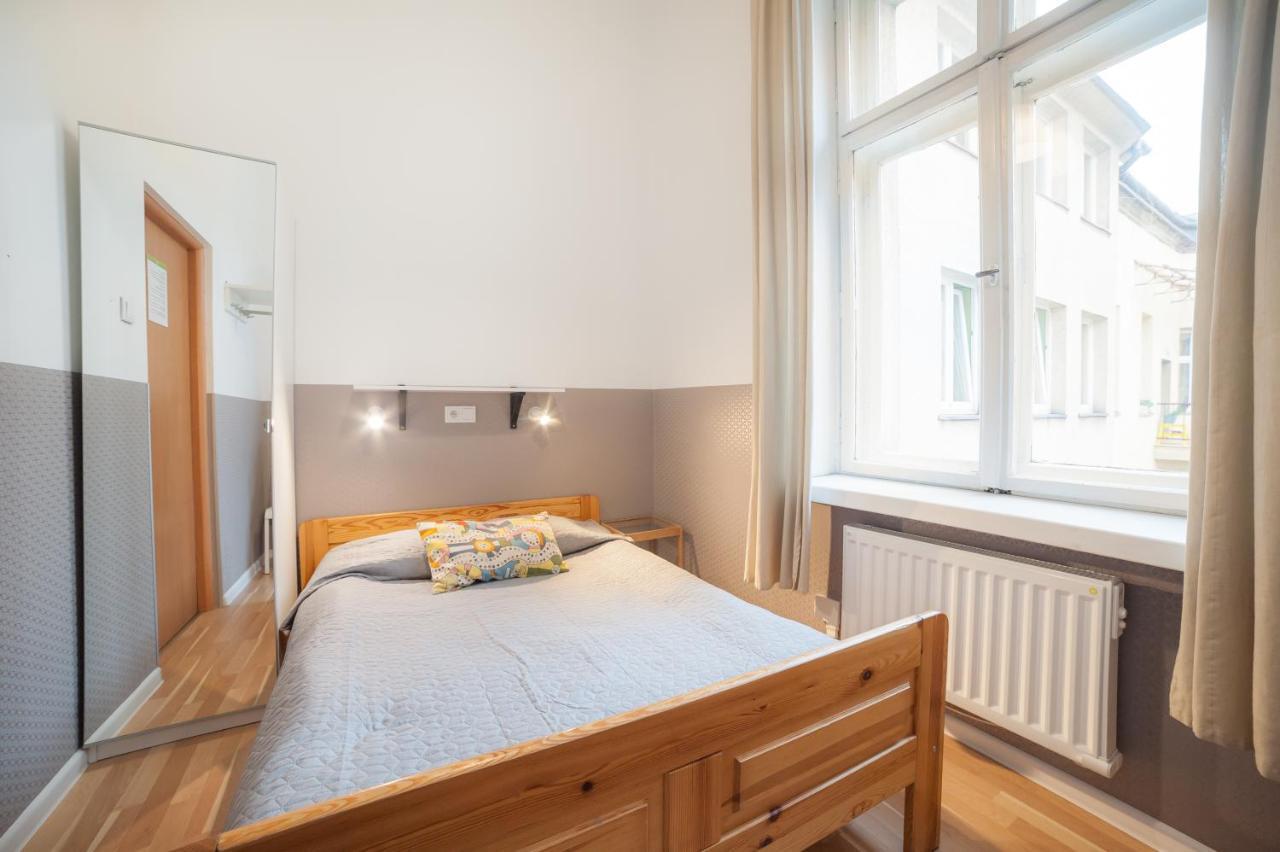 Dizzy Daisy Hostel Krakow Exterior photo A bedroom at the University of Freiburg