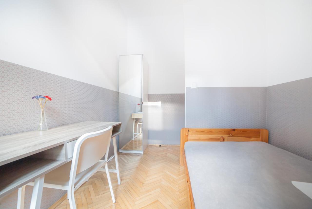 Dizzy Daisy Hostel Krakow Exterior photo A typical room at the International Student House