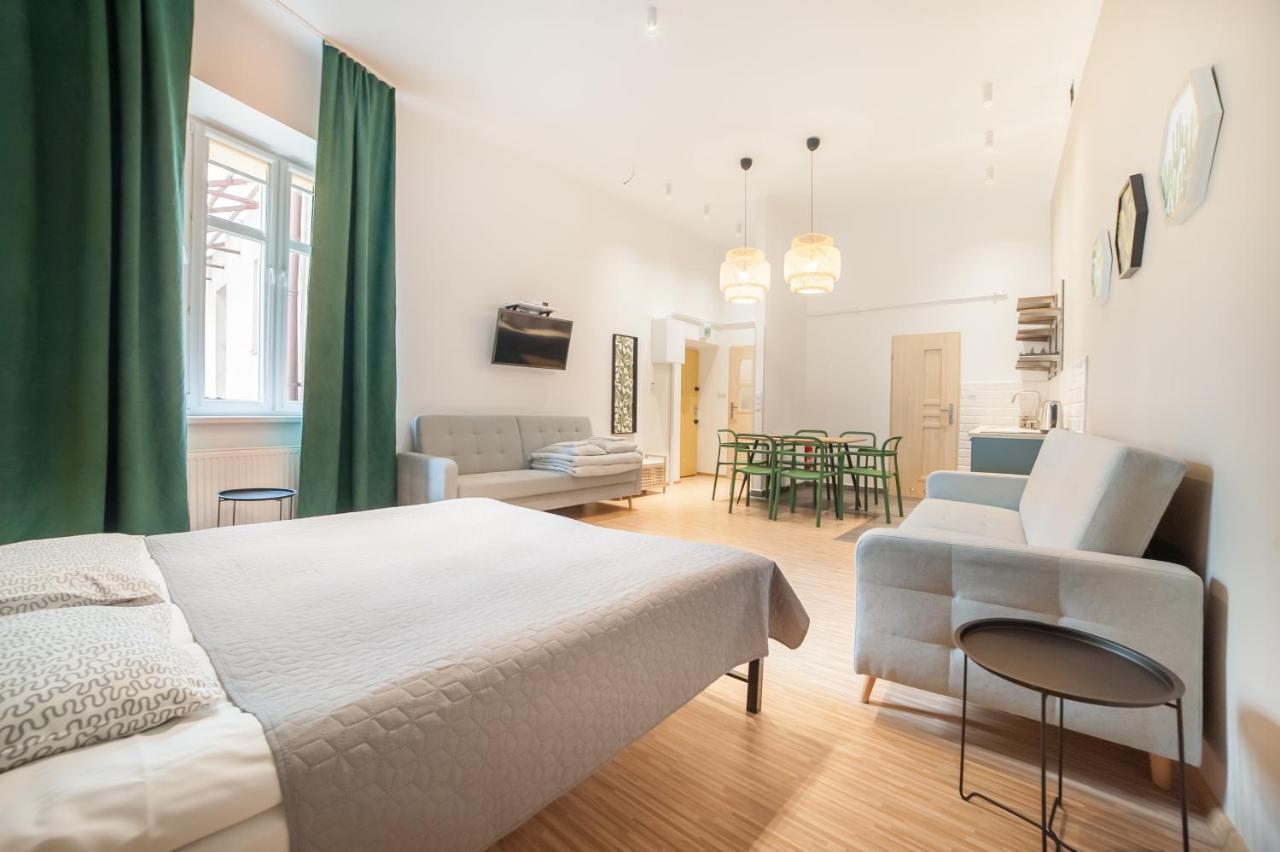 Dizzy Daisy Hostel Krakow Exterior photo A typical studio apartment